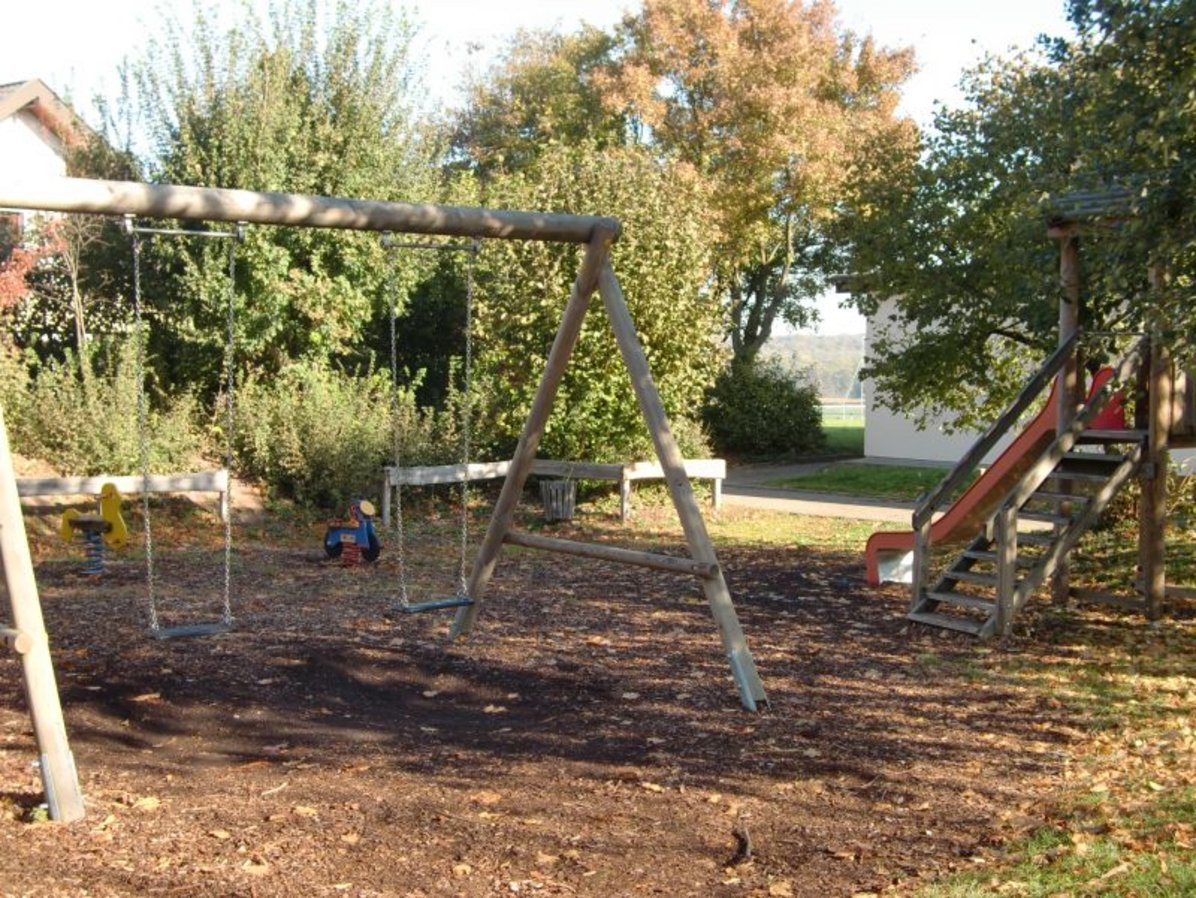 Spielplatz neben der Gemeindehalle